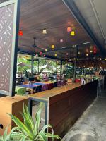 een restaurant met een bar met tafels en stoelen bij Sea Renity at Waterfront - SEAVIEW in Darwin