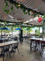 een leeg restaurant met tafels, stoelen en parasols bij Sea Renity at Waterfront - SEAVIEW in Darwin