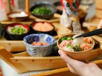 Una persona sostiene un tazón de comida. en ANA Crowne Plaza Chitose by IHG, en Chitose