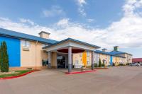 una fila de edificios en un estacionamiento en Quality Inn &amp; Suites Wichita Falls I-44, en Wichita Falls