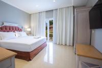 Posteľ alebo postele v izbe v ubytovaní VK Luxury Suites With Private Parking