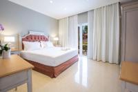 Posteľ alebo postele v izbe v ubytovaní VK Luxury Suites With Private Parking