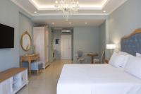 Posteľ alebo postele v izbe v ubytovaní VK Luxury Suites With Private Parking