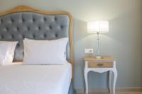 Posteľ alebo postele v izbe v ubytovaní VK Luxury Suites With Private Parking