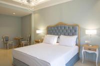 Posteľ alebo postele v izbe v ubytovaní VK Luxury Suites With Private Parking