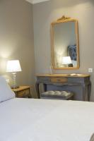 Posteľ alebo postele v izbe v ubytovaní VK Luxury Suites With Private Parking