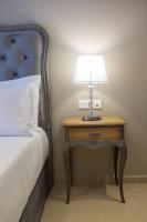 Posteľ alebo postele v izbe v ubytovaní VK Luxury Suites With Private Parking