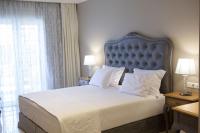 Posteľ alebo postele v izbe v ubytovaní VK Luxury Suites With Private Parking
