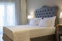 Posteľ alebo postele v izbe v ubytovaní VK Luxury Suites With Private Parking