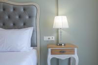 Posteľ alebo postele v izbe v ubytovaní VK Luxury Suites With Private Parking
