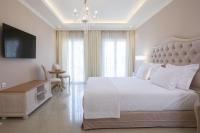 Posteľ alebo postele v izbe v ubytovaní VK Luxury Suites With Private Parking