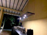 uma sala com uma mesa com várias taças de vinho em Athyantha Resort em Anuradhapura