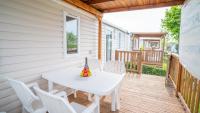 A balcony or terrace at Happy Camp Mobile Homes in Camping Cisano San Vito