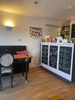 Rossendale Holiday Cottages & Spa في Rossendale: مطعم به طاولة ومنضدة وسبورة