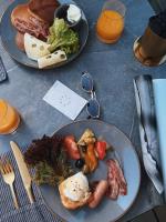 zwei Teller Essen auf einem Tisch in der Unterkunft Mana Sleep &amp; Spa in Druskininkai