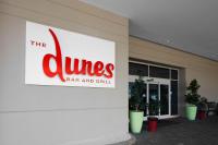 Un cartel para el bar y parrilla de baile en el costado de un edificio. en SpringHill Suites by Marriott Virginia Beach Oceanfront, en Virginia Beach