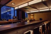 Suzu Saigon - A Boutique Hotel في مدينة هوشي منه: بار مطل على المدينة