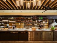 石垣島にあるseven x seven 石垣のシェフが料理を準備しているカウンターのあるキッチン