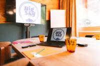 Big Sky Hotel & Spaに飾ってある許可証、賞状、看板またはその他の書類