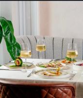 un tavolo con due piatti di bicchieri da cibo e da vino di Coastline Luxury Apart Hotel a Golem