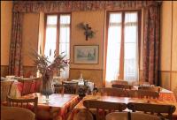 ルルドにあるHotel Villa Plaisanceのテーブルと椅子と窓のあるダイニングルーム