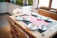 Příslušenství pro přípravu čaje a kávy v ubytování Apartment Camelia