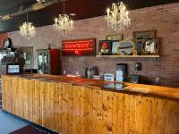 un bar con bancone in legno in un ristorante di The Riverside Ranch Motel and RV Park Southern Utah a Hatch
