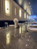 un lungo tavolo con bicchieri e piatti di Hotel Relax Inn a Bānswāra