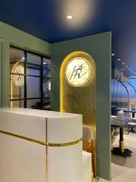 una sala da pranzo con un orologio sul muro di Hotel Relax Inn a Bānswāra