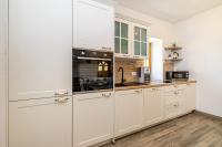 Kuchyňa alebo kuchynka v ubytovaní Holiday house Villa Šilo
