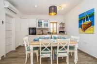 Kuchyňa alebo kuchynka v ubytovaní Holiday house Villa Šilo