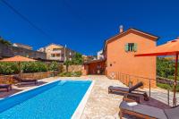 Bazén v ubytovaní Holiday house Villa Šilo alebo v jeho blízkosti
