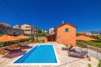 Bazén v ubytovaní Holiday house Villa Šilo alebo v jeho blízkosti