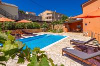 Bazén v ubytovaní Holiday house Villa Šilo alebo v jeho blízkosti