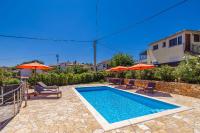 Bazén v ubytovaní Holiday house Villa Šilo alebo v jeho blízkosti