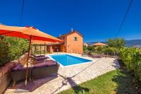 Bazén v ubytovaní Holiday house Villa Šilo alebo v jeho blízkosti