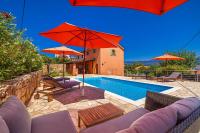 Bazén v ubytovaní Holiday house Villa Šilo alebo v jeho blízkosti