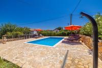 Bazén v ubytovaní Holiday house Villa Šilo alebo v jeho blízkosti