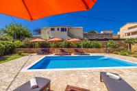 Bazén v ubytovaní Holiday house Villa Šilo alebo v jeho blízkosti
