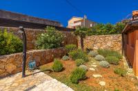 Vonkajšia záhrada v ubytovaní Holiday house Villa Šilo