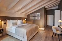 Un dormitorio con una cama, un escritorio y una silla. en SCHLOSS Zermatt - CBD &amp; Adaptogenic Spa and Sport Hotel, en Zermatt