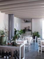 - un restaurant avec des tables blanches et des bouteilles de vin dans l'établissement Villa Maria Luigia, à San Biagio di Callalta