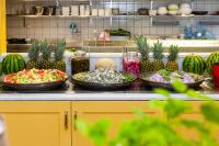Un buffet con tazones de comida en un mostrador. en Home Hotel Grand Sundsvall, en Sundsvall