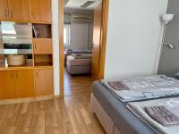 Postel nebo postele na pokoji v ubytování 3-Bedroom apartment in Rajhrad, with kitchen, 2 bathrooms, parking