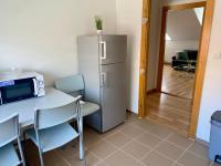 Kuchyň nebo kuchyňský kout v ubytování 3-Bedroom apartment in Rajhrad, with kitchen, 2 bathrooms, parking