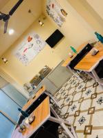 TV a/nebo společenská místnost v ubytování Hotel Sangeeth Palace