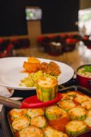 una mesa con un plato de comida y un plato de comida en ibis budget BH Afonso Pena Savassi, en Belo Horizonte