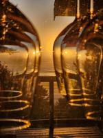 una finestra con vista sull'oceano e bicchieri da vino di Ocean Crest Resort a Moclips