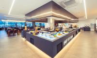 um restaurante com uma linha de buffet num edifício em Venezia Hotel and Suite em Yeosu