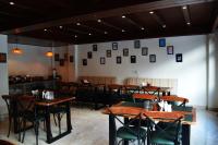 En restaurant eller et andet spisested på Sharanam by Sheosante